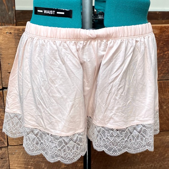 Hanro Noelia Intimate Sleep Shorts and Chemise Set - Picture 6 of 16